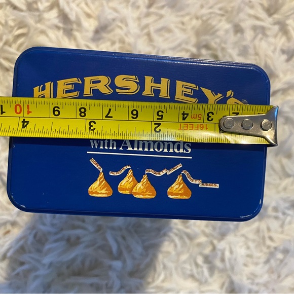 Hershey’s Kisses With Almonds Farm Tin - Picture 8 of 9